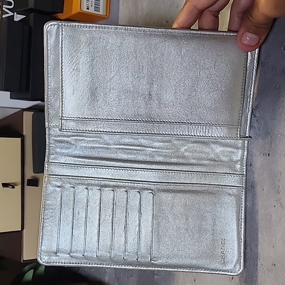 Authentic Chanel wallet - Picture 10 of 17